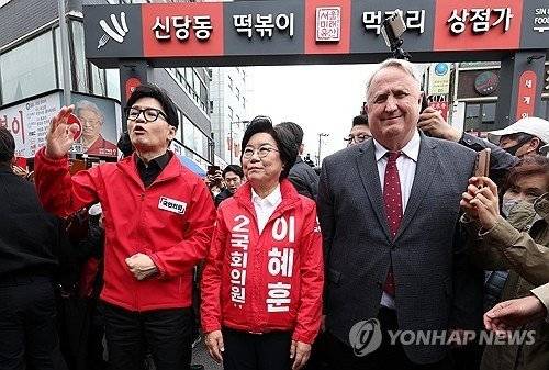 함께 거리인사 나선 한동훈-인요한-이혜훈 /사진=연합뉴스