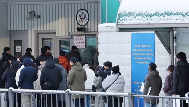 지난 5일 서울 종로구 주한 미국대사관 앞에서 미국 비자를 발급받으려는 시민들이 줄 서 있다. 연합뉴스