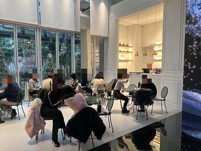 지난 24일 오후 서울 성수동 디올 카페가 이용객들로 가득 차 있다. 사진=박경호 기자