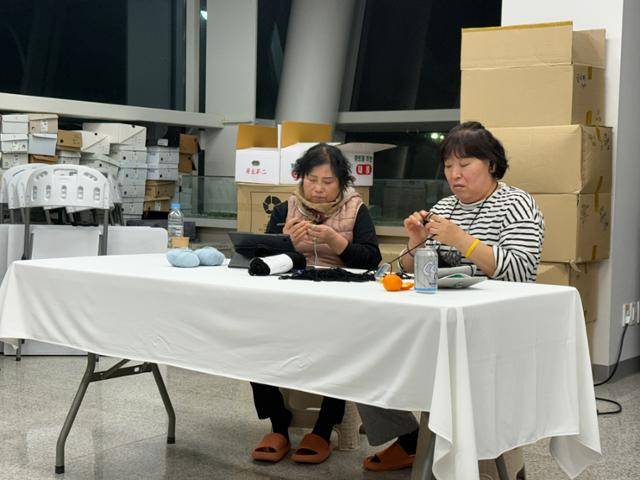 23일 유가족들이 전남 무안국제공항 한편에서 뜨개질을 하고 있다. 무안=허유정 기자