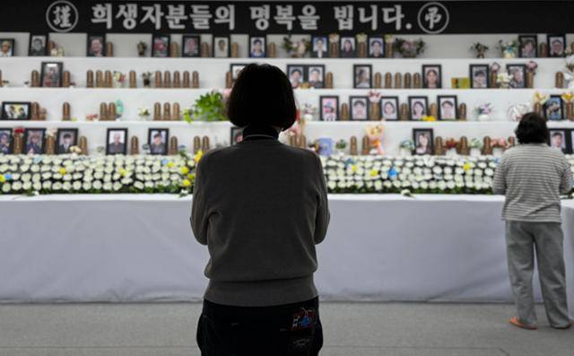 22일 심씨가 취침 전 전남 무안국제공항 1층에 있는 분향소에 들러 딸에게 인사를 하고 있다. 무안=허유정 기자