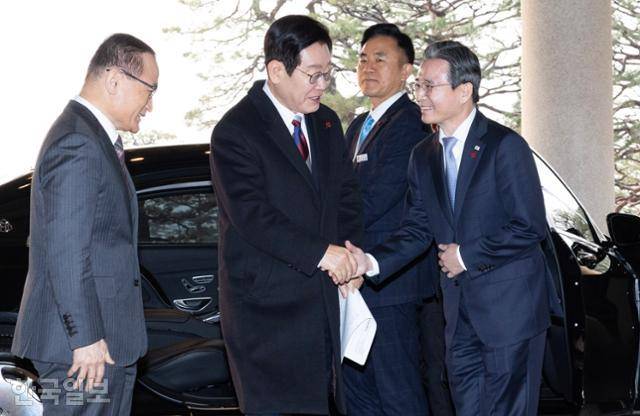 이재명 대통령이 29일 청와대에서 공식 근무를 시작했다. 이 대통령이 청와대 본관에 도착해 차에서 내려 김용범 정책실장과 인사하고 있다. 왕태석 선임기자