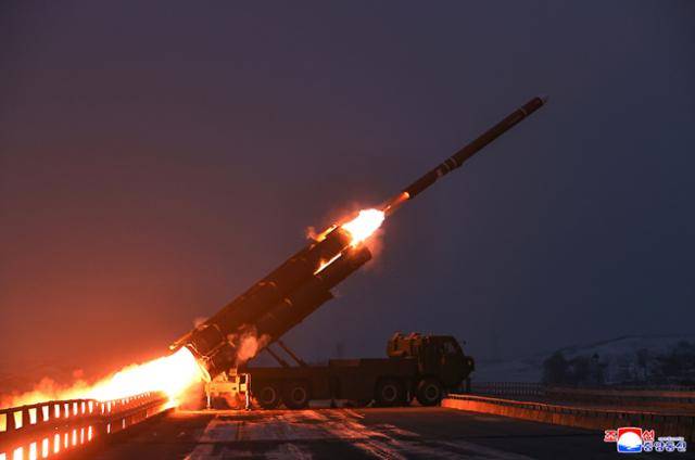 북한은 28일 서해상에서 김정은 북한 국무위원장이 참석한 가운데 장거리전략순항미사일 발사 훈련을 진행했다고 조선중앙통신이 29일 보도했다. 평양=조선중앙통신 연합뉴스