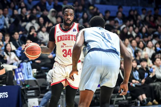 SK 워니(왼쪽)가 29일 고양소노아레나에서 열린 소노와의 2025~26 LG전자 프로농구 정규리그 원정경기서 공격을 시도하고 있다. 사진=KBL