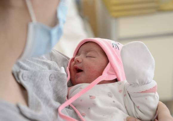 올해 일본의 출생아 수가 67만 명을 밑돌 가능성이 커지면서 정부의 재정·경제 계획 전반을 근본부터 재검토해야 한다는 우려가 커지고 있다. 사진은 본 기사 내용과 무관. [사진=EPA/연합뉴스]