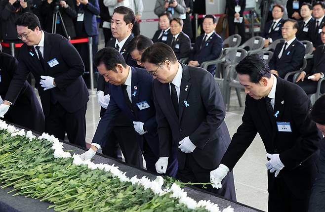 29일 오전 전남 무안국제공항에서 열린 12ㆍ29 제주항공 에서 우원식 국회의장(오른쪽 두 번째)과 더불어민주당 정청래 대표, 국민의힘 장동혁 대표 등 국회 대표가 헌화하고 있다. 2025.12.29 [사진=연합뉴스]