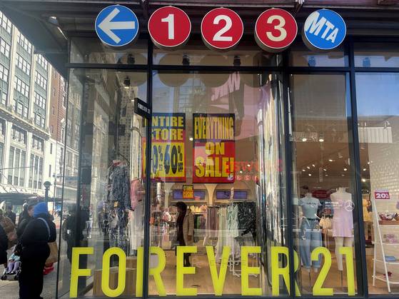 포에버21(Forever21) 미국 뉴욕 타임스퀘어 지점 모습. 포에버21은 지난 3월 두 번째 파산 신청을 했다. 로이터=연합뉴스