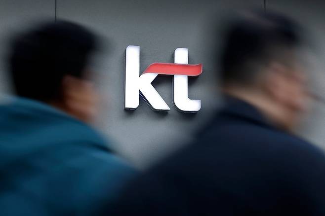 KT 무단소액결제 및 해킹 사태에 대한 최종 조사 결과가 발표된 29일 서울의 한 KT 대리점 앞으로 시민이 지나고 있다.  사진=뉴스1