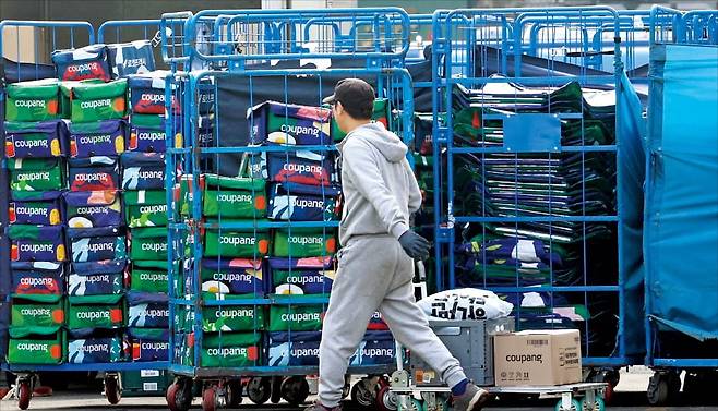 < 쿠팡 물류센터 배송 준비 > 쿠팡은 대규모 개인정보 유출 사태와 관련해 1조6850억원 규모의 보상안을 29일 발표했다. 이날 서울의 한 쿠팡 물류센터에서 직원이 일하고 있다. /최혁 기자