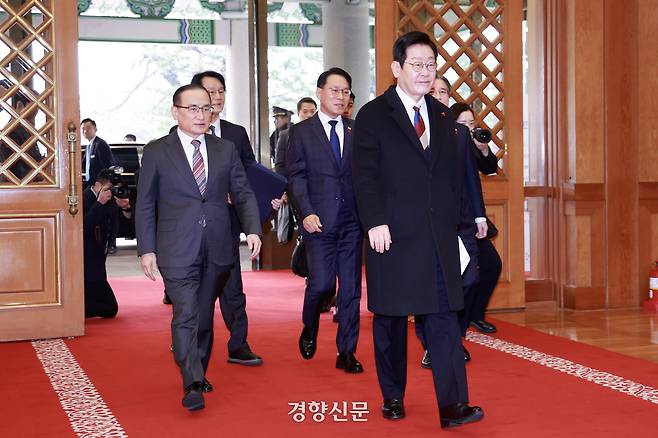 이재명 대통령이 29일 청와대에서 공식 근무를 시작했다. 이 대통령이 이날 오전 청와대 본관에 도착해 차에서 내려 위성락 안보실장, 김용범 정책실장 등과 입장하고 있다. 김창길 기자