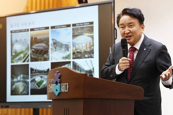 김영환 충북지사가 29일 오후 충북도청 브리핑실에서 기자회견을 하고 돔구장 건립방안에 대해 설명하고 있다. 충북도 제공.