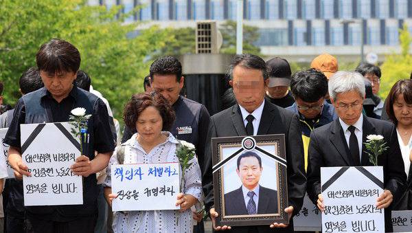 ‘태안화력 김충현 비정규직노동자 사망사고대책위’ 노동자와 유족(가운데)이 6월 한국서부발전에서 진상규명을 촉구하는 회견을 하고 있다. 김미숙 김용균재단 대표(왼쪽), 권영국 정의당 대표(오른쪽)도 참석했다. 서성일 선임기자