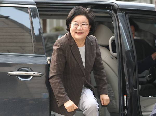 미소 보이는 이혜훈 기획예산처 장관 후보자 이혜훈 기획예산처 장관 후보자가 29일 서울 중구 예금보험공사에 마련된 인사청문회 준비 사무실로 향하며 미소를 보이고 있다. (연합뉴스)