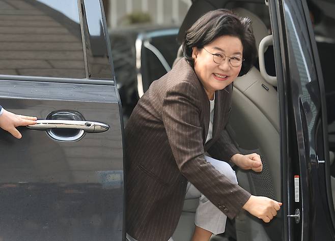Lee Hye-hoon, nominee for minister of the Planning and Budget Office, steps out of a car in Seoul on Monday on her way to a temporary office set up to prepare for her confirmation hearing. (Yonhap)
