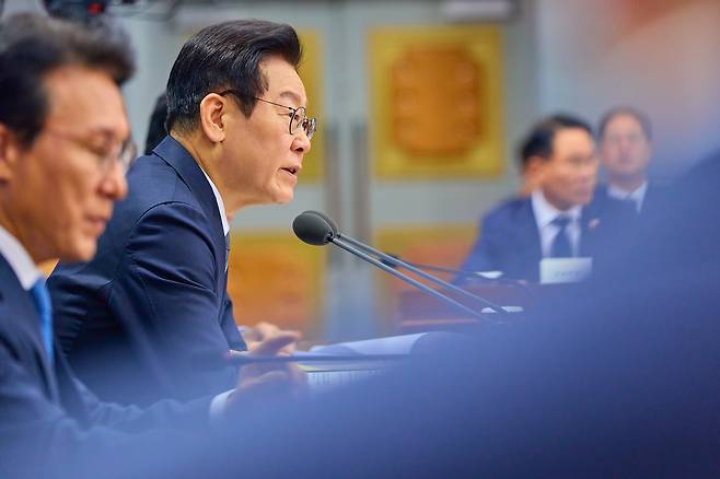 President Lee Jae Myung speaks during a policy briefing from the Financial Services Commission at the government complex in Jongno District, central Seoul, on Dec. 19. [NEWS1]
