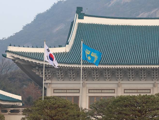 The phoenix flag, symbolizing the presidency, is raised at the Blue House in central Seoul on Dec. 29, officially ending the Yongsan era after three years and seven months. [JOINT PRESS CORPS]