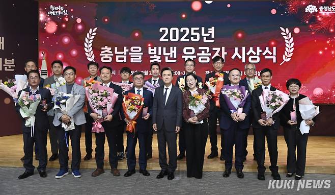 충남도는 29일 도청 대회의실에서 ‘국비 12조 시대 개막’ 등 올 한 해 도정을 빛낸 시책 12건을 선정하고, 해당 부서를 포상했다.