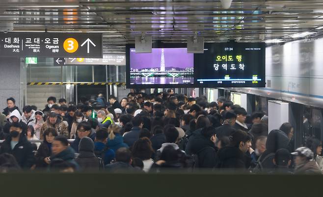 12일 서울지하철 4호선 충무로역 승강장에서 승객이 오가는 모습. [연합뉴스]