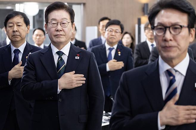 이재명 대통령이 23일 부산 동구 수정동 해양수산부 임시청사에서 열린 국무회의에 참석해 국민의례를 하고 있다. 앞줄 왼쪽부터 구윤철 경제부총리, 이 대통령, 김민석 국무총리. [김호영 기자]