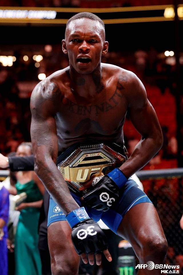 아데산야는 “내게 있어 그건 페레이라와의 싸움이 아니었다. 항상 스스로에 대한 싸움이었다. 기술적으로 봤으로 때 페레이라를 여러 번 확실히 흔들 수 있는 선수는 나뿐이라는 걸 잘 알고 있었다. 언제든지 그를 때릴 수 있다는 것도 알고 있었다”고 이야기했다. 사진=AFPBBNews=News1