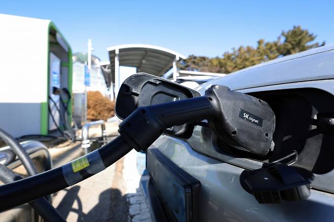 인천국제공항 주차장 전기차 충전소에 주차된 차량이 충전하고 있다./사진=뉴스1 /사진=(인천공항=뉴스1) 박정호 기자