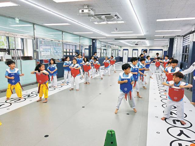 계명대정부석태권도장의 어린이 관원들이 보호 장구를 착용한 채 기본 동작 훈련을 하고 있다.  국민체육진흥공단 제공