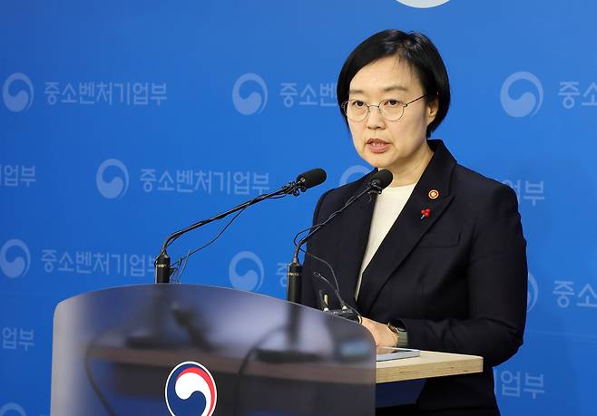 한성숙 중소벤처기업부 장관이 17일 정부세종청사 중기부 기자실에서 2026년 주요 정책 추진계획에 관해 설명하고 있다. [연합]