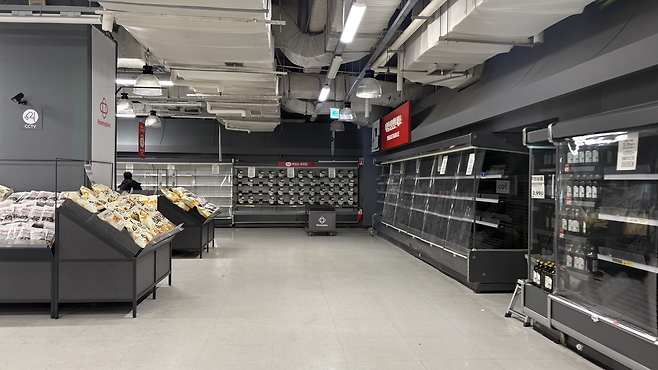 지난 27일 영업 중단을 앞둔 홈플러스 가양점 신선식품 매대가 텅 비어있다. 박연수 기자