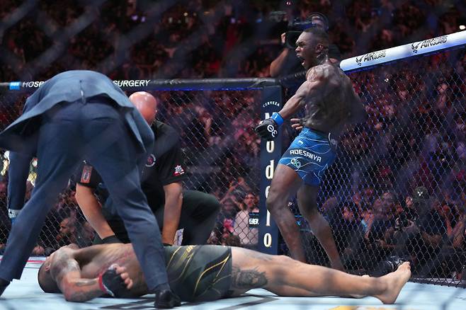 지난 2023년 4월 UFC 287에서 숙적 알렉스 페레이라를 카운터로 KO시킨 뒤 페레이라의 화살 세리머니를 따라하는 이즈리얼 아데산야. [게티이미지]