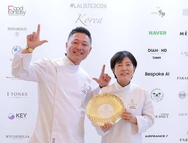 세계적 권위를 가진 레스토랑 선정 기구 라리스테에 선정된 뒤 기념촬영을 하는 조은희·박성배 셰프. 인스타그램