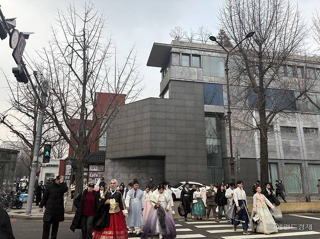 29일 외국인 관광객들이 경복궁역 일대 횡단보도를 건너는 모습. 정주원 기자