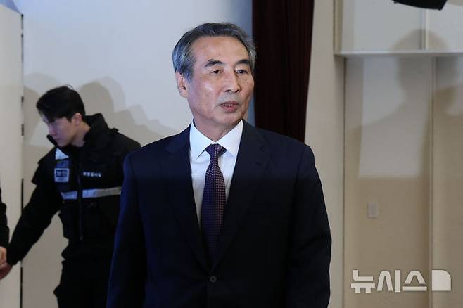 [서울=뉴시스] 조성우 기자 = 민중기 특별검사가 29일 오전 서울 종로구 KT 광화문빌딩 웨스트에서 김건희 여사의 각종 의혹 관련 최종 수사 결과 발표 브리핑을 하기 위해 이동하고 있다. 2025.12.29. xconfind@newsis.com