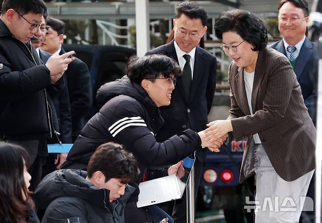 [서울=뉴시스] 조성우 기자 = 이혜훈 기획예산처 장관 후보자가 29일 오전 서울 중구 예금보험공사에 마련된 인사청문회 준비 사무실로 출근하며 취재진과 인사하고 있다. 2025.12.29. xconfind@newsis.com