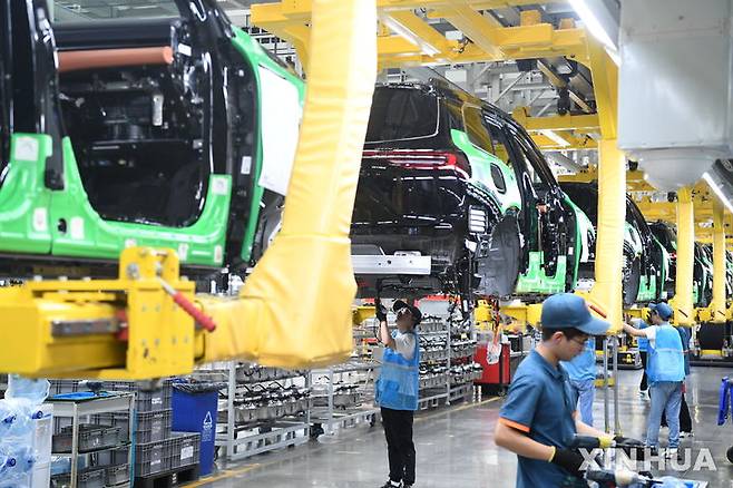 [충칭=신화/뉴시스] 중국 충칭에 있는 세레스그룹 스마트공장에서 신에너지차(NEV·친환경에너지차)를 조립하고 있다. 자료사진. 2025.12.29
