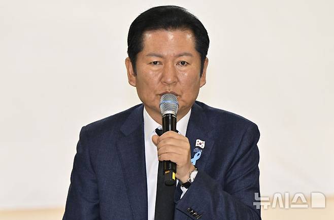 [무안=뉴시스] 박기웅 기자 = 정청래 더불어민주당 대표가 29일 오전 전남 무안군 승달문화예술회관에서 열린 현장 최고위원회의에서 발언하고 있다. 2025.12.29. photo@newsis.com