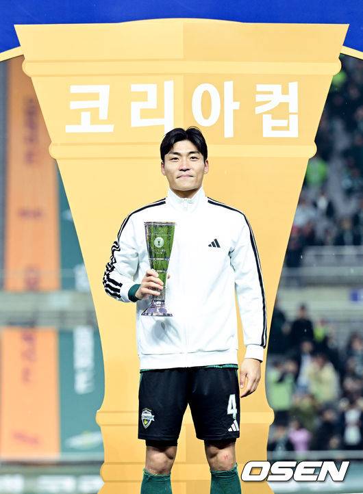 [OSEN=상암월드컵경기장, 조은정 기자] 전북현대가 끝내 정상에 섰다. 연장전 혈투 끝에 광주FC를 2-1로 꺾고 2025 하나은행 코리아컵 우승을 차지했다. 120분 동안 퇴장·부상·논란 상황이 뒤섞인 결승전이었지만, 마지막에 웃은 팀은 전북이었다.전북현대는 6일 오후 1시 30분 서울월드컵경기장에서 열린 2025 하나은행 코리아컵 결승전에서 광주FC와 맞붙어 2-1로 승리했다.코리아컵 MVP로 선정된 전북 박진섭이 포즈를 취하고 있다.  2025.12.06 /cej@osen.co.kr