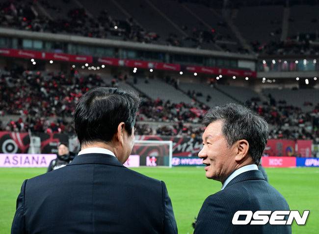 [OSEN=서울월드컵경기장, 지형준 기자] 홍명보 감독이 이끄는 한국 축구대표팀이 18일 오후 8시 서울월드컵경기장에서 열린&nbsp;11월 A매치 두 번째 친선경기에서&nbsp;'아프리카 강호' 가나를 상대로 1-0 승리했다.내달 2026 국제축구연맹(FIFA) 북중미 월드컵 조 추첨을 앞두고 열리는 마지막 평가전이었다.&nbsp;한국은 가나까지 잡아내면서 사상 최초로&nbsp;월드컵 포트 2를 확정하게 됐다. 이로써 대표팀은 홍명보 감독이 부임한 뒤 처음으로 A매치 2연전에서 나란히 승리를 거두게 됐다.정몽규 대한축구협회장이 경기에 앞서 그라운드에서 선수 입장을 기다리고 있다. 2025.11.18 /jpnews@osen.co.kr