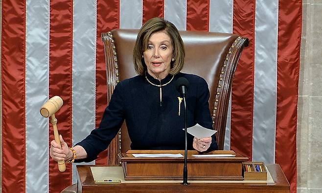 2019년 12월 낸시 펠로시 당시 미국 하원의장이 하원 본회의 도중 도널드 트럼프 대통령에 대한 탄핵소추안이 가결됐음을 선포하며 의사봉을 두드리고 있다. 세계일보 자료사진