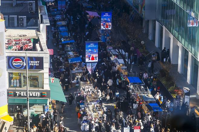 지난 25일 서울 중구 명동이 북적거리고 있다. 뉴시스