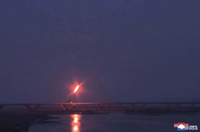 북한이 28일 서해상에서 실시한 장거리 전략순항미사일 발사 훈련 장면이라고 조선중앙통신이 29일 전했다. 사진은 순항미사일이 저고도로 비행하며 화염을 내뿜는 모습. 연합뉴스