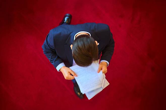 2025년 8월19일 이재명 대통령이 4대 그룹 총수와 경제단체장 등 주요 방미 기업인들과의 간담회 참석을 위해 서류를 보며 이동하고 있다.ⓒ대통령실 제공