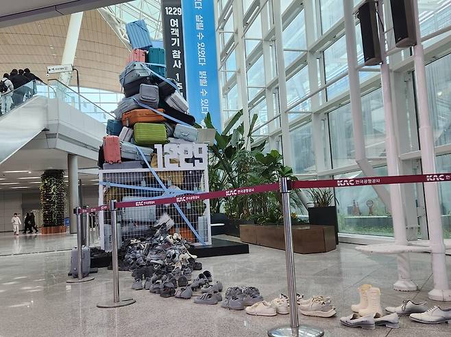 제주항공 여객기 참사 1주기를 앞둔 28일 무안국제공항 로비에 희생자 수와 같은 179개의 여행용 캐리어를 쌓아 만든 추모 작품 '캐리어 179: 못다 한 여행의 기록'이 설치돼 있다.ⓒ시사저널 정성환