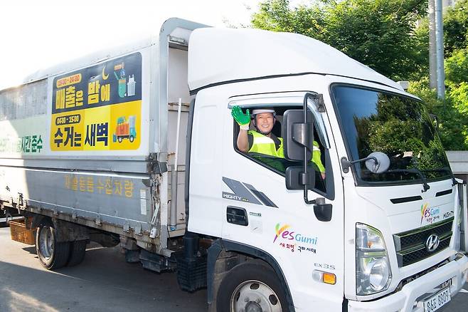 김장호 구미시장이 수거차량에 탑승해 현장체험을 하고 있다. ⓒ구미시 제공