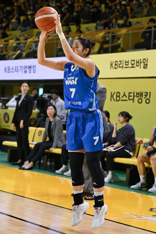 우리은행 이민지(오른쪽)가 27일 청주체육관에서 열린 KB스타즈전에서 WKBL 역대 2위인 9개의 3점슛 포함 29점을 올리며 팀의 68-66 승리를 이끌었고 전환점을 마련했다. 사진제공|WKBL