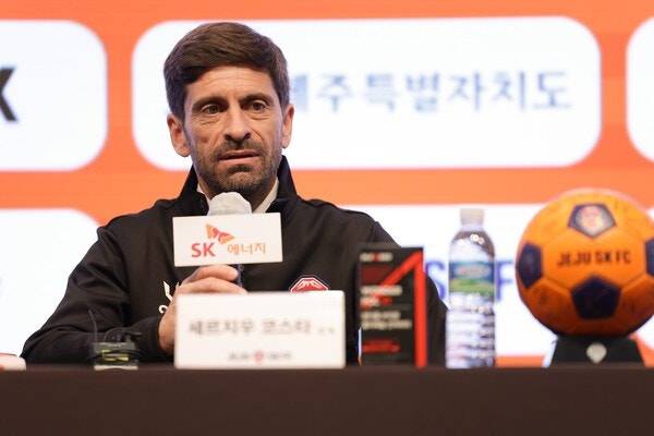 ▲ 코스타 감독이 제주의 지휘봉을 잡은 결정적인 이유에 K리그에 대한 이해도가 꼽힌다. 한국을 지도한 4년의 시간 동안 K리그 현장을 발로 뛰며 다양한 선수들을 정밀하게 분석해왔다. 벤투 감독과 함께 정립한 선진 축구 철학을 제주에 불어넣어 새로운 활기를 일으킬 것으로 기대를 받는다. ⓒ제주 SK