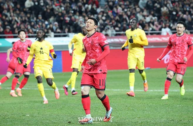 축구 국가대표 A매치 친선경기 대한민국과 가나의 경기가 지난달 18일 서울월드컵경기장에서 열렸다. 한국 황희찬이 자신이 얻은 페널티킥을 시도했으나 가나 GK 아사레의 선방에 막혀 실패하자 아쉬워하고 있다. /사진=김진경 대기자