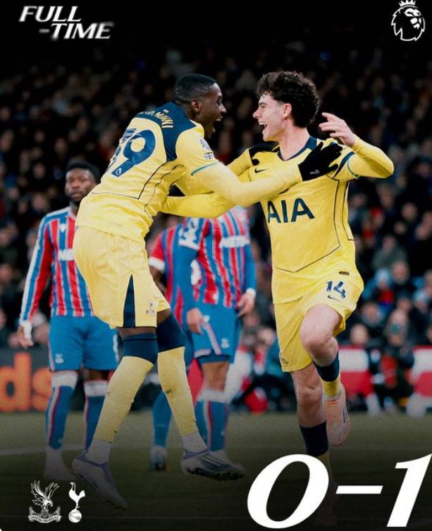 기뻐하는 랑달 콜로 무아니(왼쪽)와 아치 그레이. /사진=토트넘 공식 SNS 갈무리