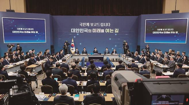 이재명 대통령의 탈모 치료에 건강보험 적용을 검토해 보라는 발언이 논란을 일으키고 있다.[사진｜뉴시스]