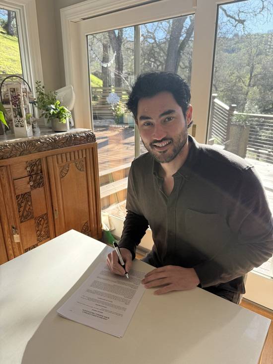 SSG 랜더스가 2025시즌 2선발로 좋은 모습을 보였던 외국인 투수 미치 화이트와 재계약에 골인했다. SSG는 29일 '외국인 투수 화이트와 총액 120만 달러(계약금 30만 달러, 연봉 80만 달러, 옵션 10만 달러), 타자 기예르모 에레디아와 총액 130만 달러(계약금 30만 달러, 연봉 80만 달러, 옵션 20만 달러)에 재계약을 맺었다'고 공식 발표했다. 화이트는 '동행을 이어갈 수 있게 되어 기쁘다. 인천 팬들의 함성 소리가 벌써 기대된다. 팬들의 응원에 힘입어 다음 시즌에는 SSG가 더 높은 목표를 달성할 수 있도록 최선을 다하겠다'고 밝혔다. SSG 랜더스