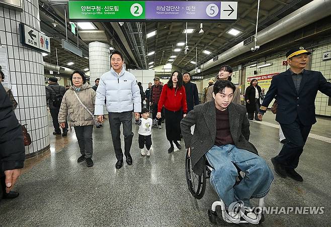 '1역사 1동선 확보' 체험해 보는 오세훈 서울시장 (서울=연합뉴스) 김주형 기자 = 오세훈 서울시장(왼쪽 두번째)이 29일 서울 강서구 화곡동 5호선 까치산역에서 열린 '전역사 1역사 1동선 확보 기념식'을 마친 뒤 교통약자 대표들과 함께 역사를 이동하고 있다. 
    1역사 1동선이란 교통약자가 엘리베이터를 이용해 지상에서 승강장까지 타인의 도움 없이 이동할 수 있는 동선을 말한다. 2025.12.29 [공동취재] kjhpress@yna.co.kr